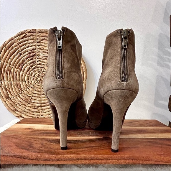 Stuart Weitzman Wavelength Bootie in Mushroom Suede Size 6.5 - Picture 6 of 10